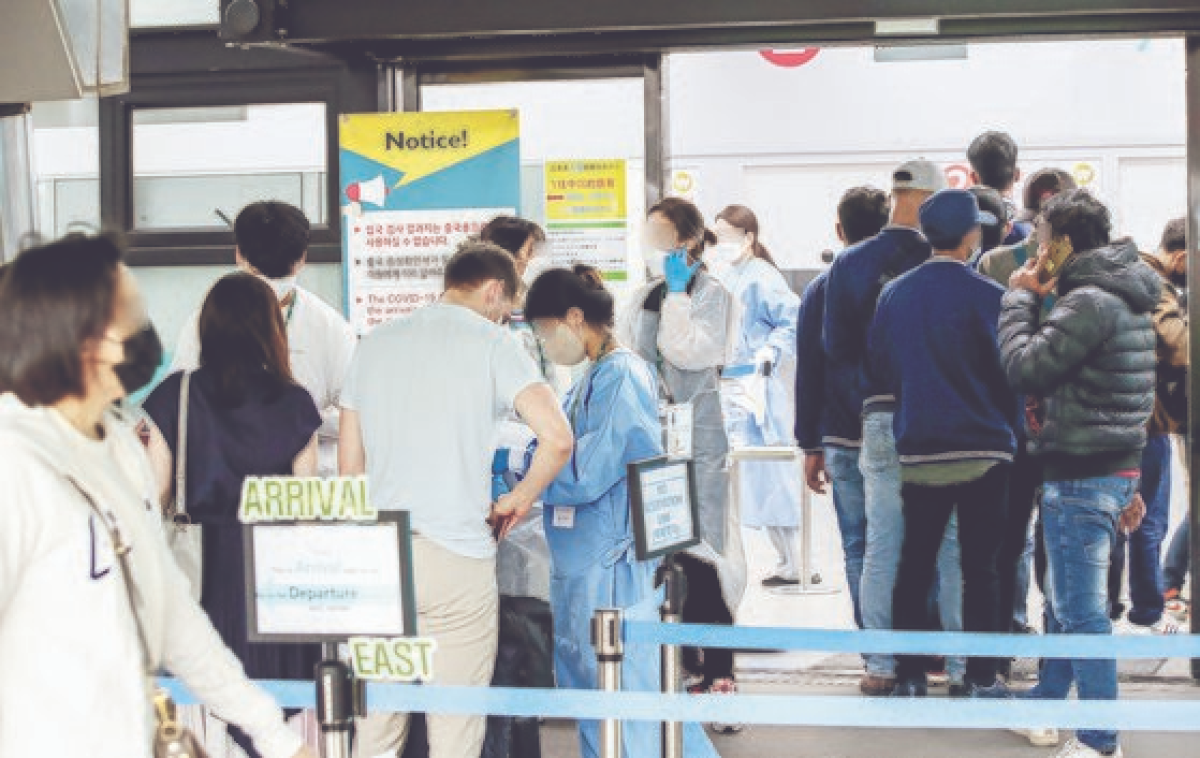 코로나19 신규 확진자 수가 1만8511명으로 일주일 전보다 2배가량 증가한 7일 인천공항에서 외국인들이 검사를 받기 위해 대기하고 있다. [뉴시스]