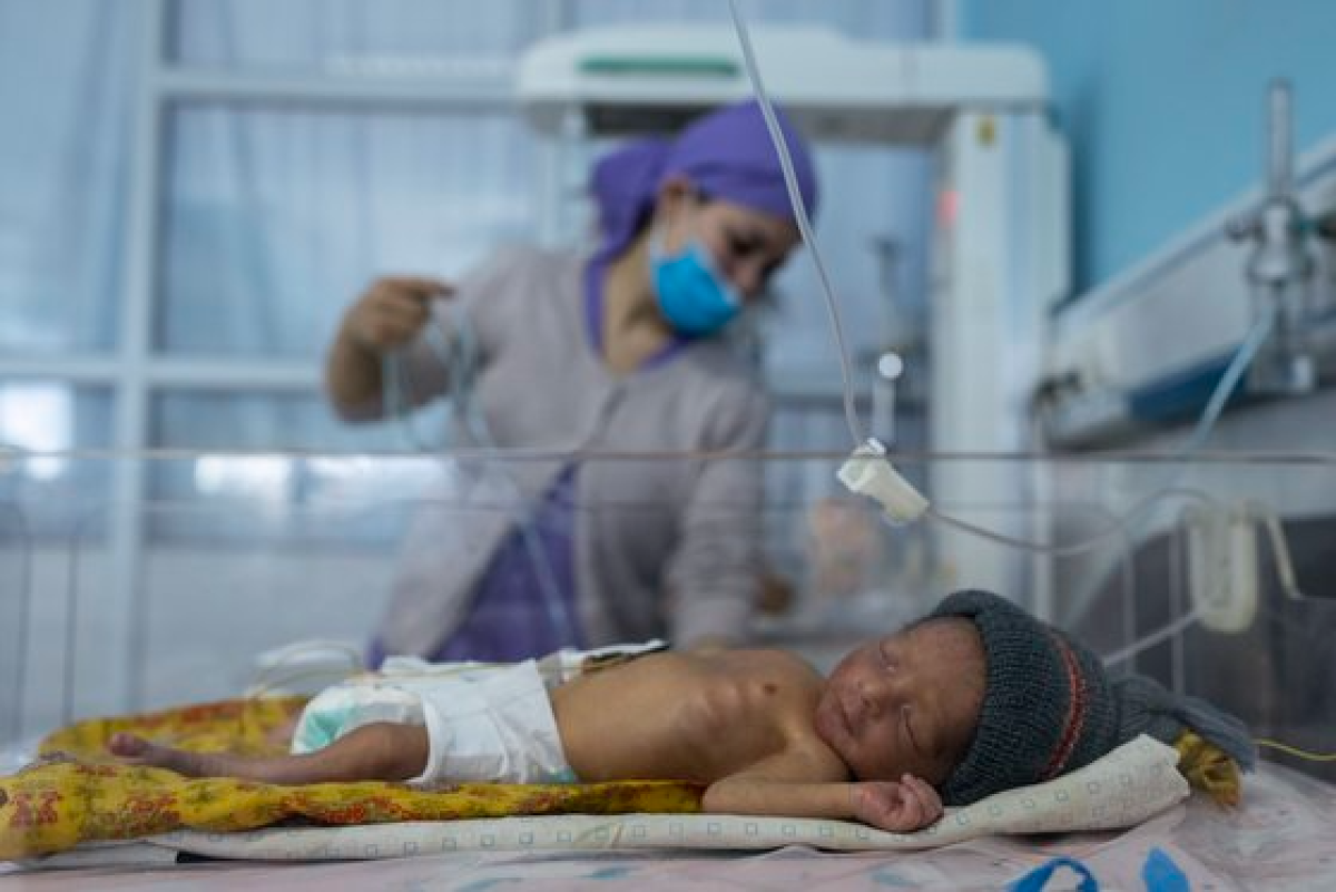 아프가니스탄의 한 간호사가 신생아를 돌보고 있다. 기사 내용과 무관한 사진. [AP=연합뉴스]
