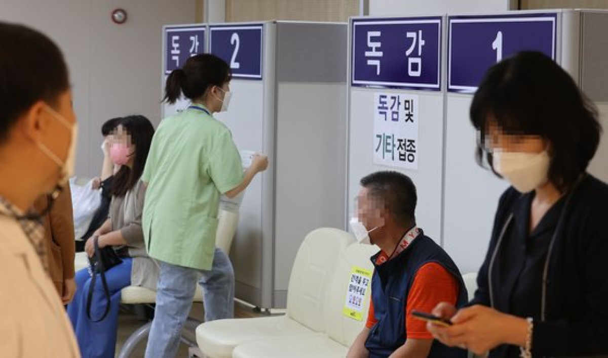 서울 한 의료기관에서 시민들이 인플루엔자(독감) 예방접종을 받기 위해 대기하고 있다. 연합뉴스