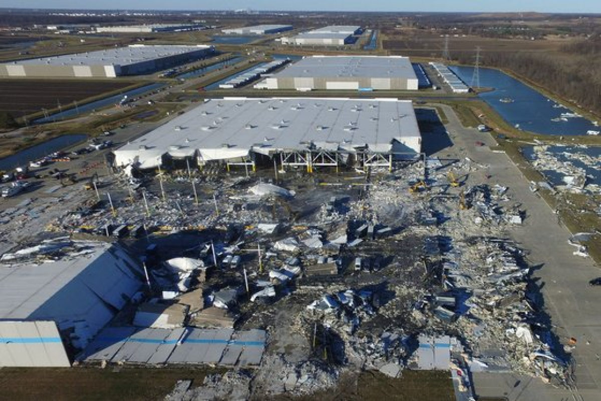 미국 일리노이주 에드워즈빌의 아마존 물류센터 지붕이 토네이도에 휩쓸려 무너졌다. [로이터=연합뉴스]