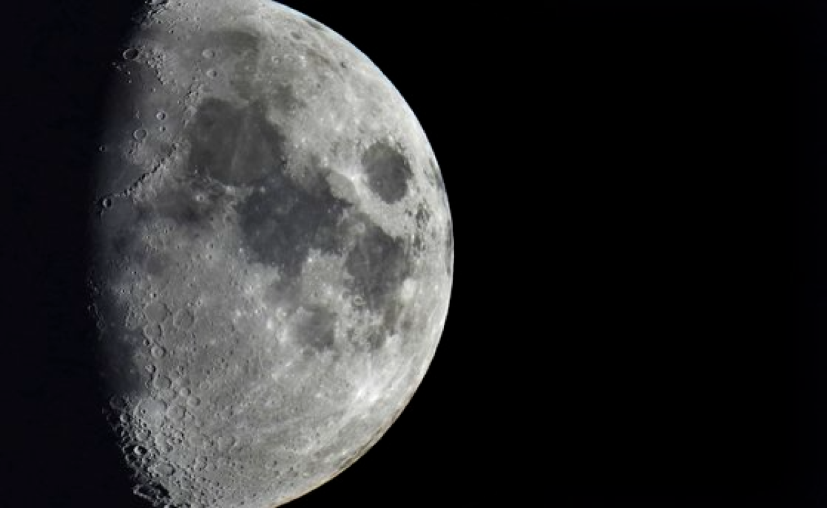 지난 11일 화요일 독일 베를린 상공에서 보이는 달의 표면. [AP=연합뉴스]