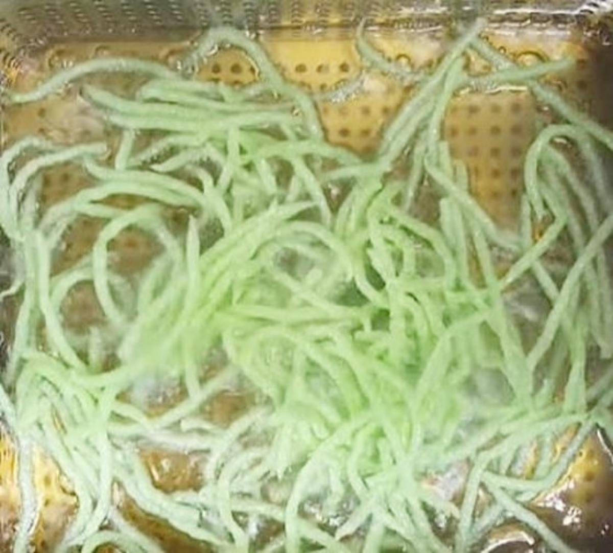 녹말 이쑤시개를 튀겨먹는 영상. 사진 유튜브 캡처