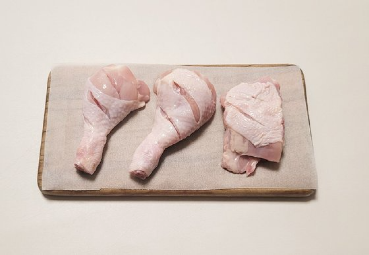 닭고기에는 칼집을 넣어 간이 잘 배도록 한다. 사진 신혜원