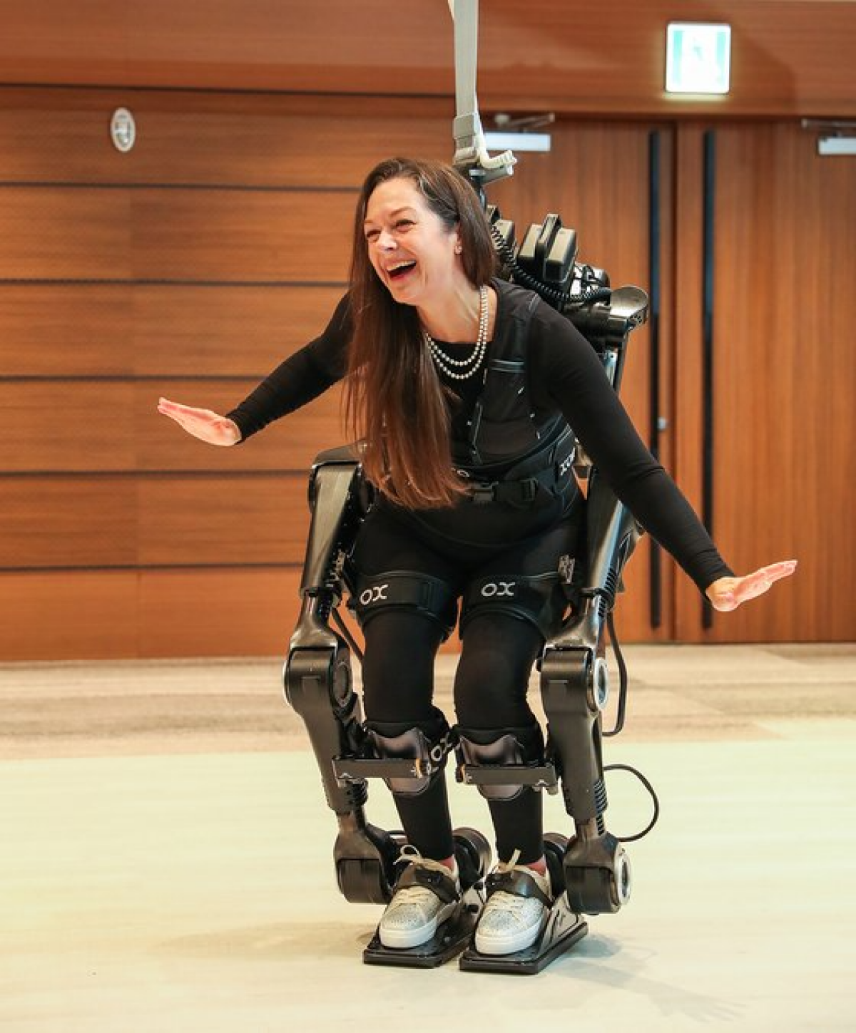 하반신 마비 장애를 가진 클로이 앵거스가 26일 ‘베노티앤알 웨어러블 로봇 시장 진출 간담회’에서 로봇 ‘엑소모션’을 입은 채 춤추고 있다. 사진 베노티앤알