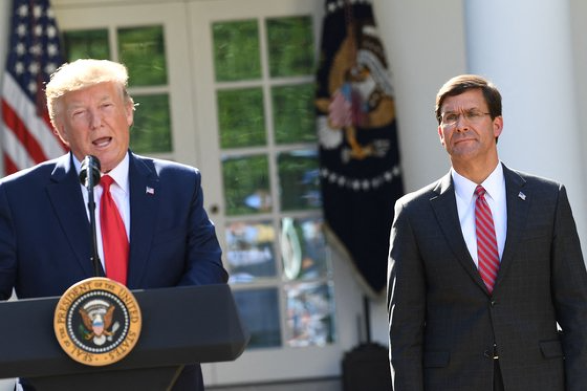 도널드 트럼프 전 미국 대통령(왼족)이 2019년 8월 백악관 로즈가든에서 열린 기자회견에서 발언을 하는 동안 마크 에스퍼(오른쪽) 당시 국방 장관이 이를 경청하고 있다. [AFP=연합뉴스]