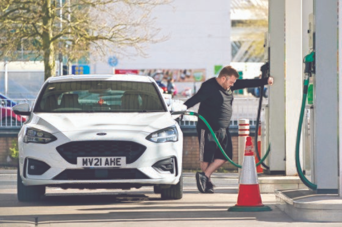 13일(현지시간) 영국 맨체스터의 주유소에서 차에 기름을 넣는 남성. 영국 소비자물가는 지난달 지난해 같은 기간보다 7% 치솟아 30년 만에 가장 크게 올랐다. [신화=연합뉴스]