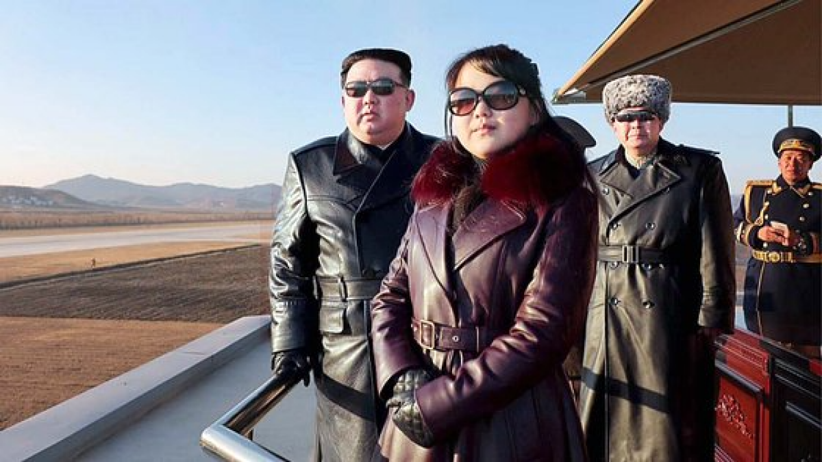 지난 11월 29일 김정은 북한 국무위원장이 딸 김주애와 공군 주요 시설을 방문했다. 조선중앙TV 캡처 뉴시스