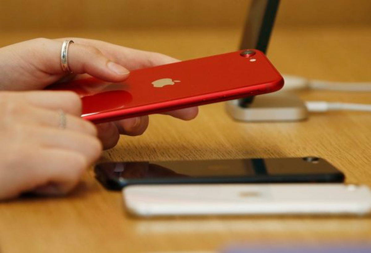 애플의 아이폰 신제품을 살펴보고 있는 소비자 모습. 뉴스1