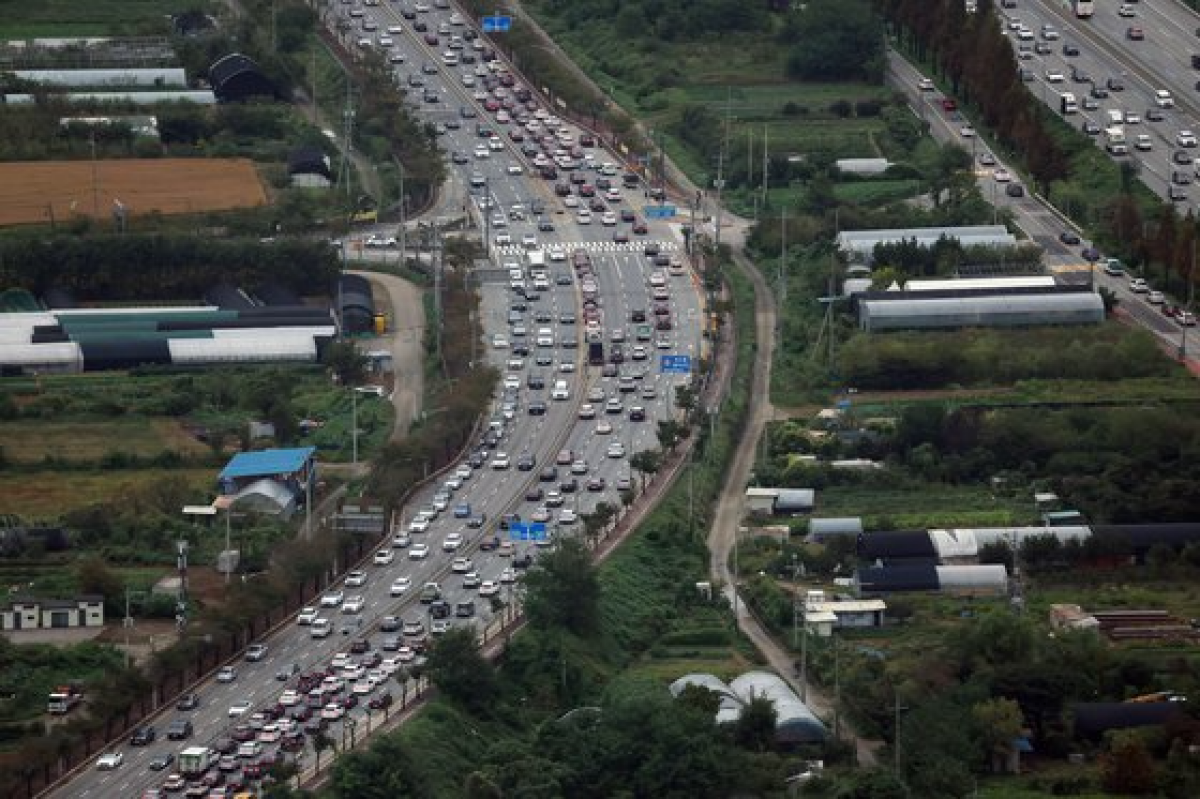 추석 연휴를 하루 앞둔 27일 경기도 용인시 경부고속도로 신갈JC 인근 도로가 귀성길 차량들로 붐비고 있다. 뉴스1