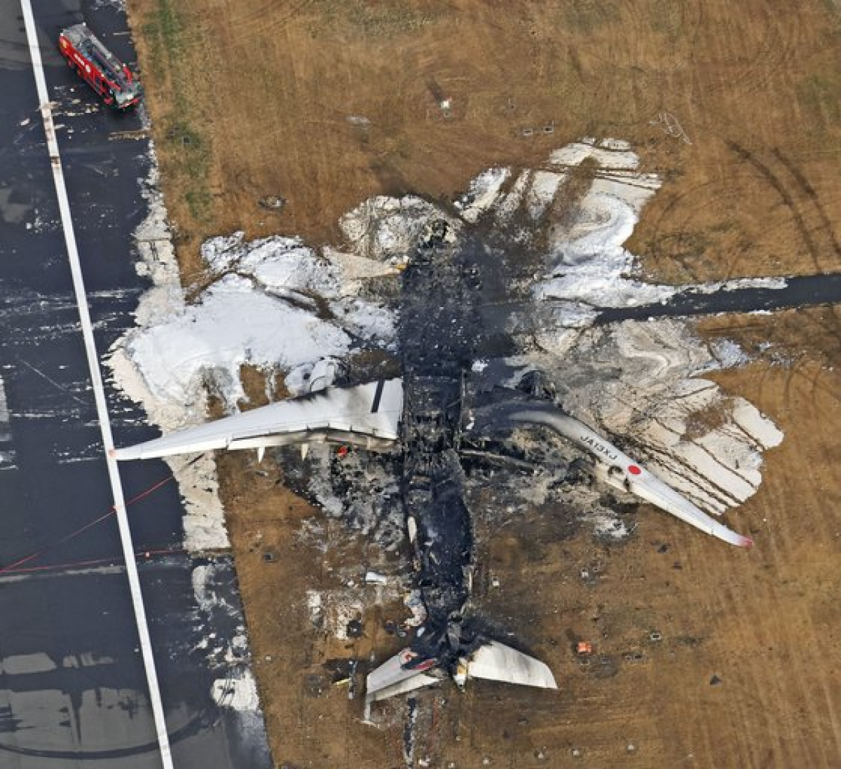3일 일본 하네다 공항 활주로에 일본항공(JAL) 소속 항공기가 불에 타 있다. 전날 여객기가 활주로에 착륙 직후 일본 해상보안청 항공기(MA722편)와 충돌했다. 교도=연합뉴스
