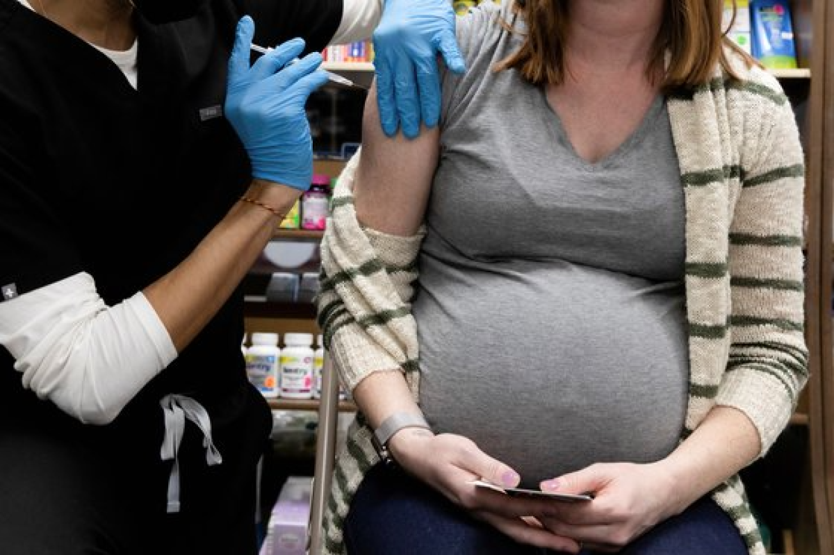 미국의 한 임신부가 코로나19 백신 주사를 접종하고 있다. [로이터=연합뉴스]