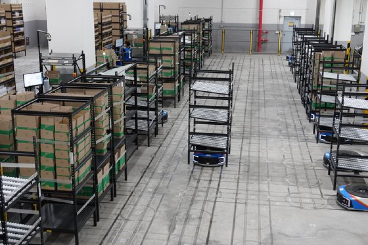 경기도 군포시 CJ대한통운 스마트 풀필먼트센터에서 이송 로봇이 상품 적재용 선반을 운반하고 있다. 이곳에선 126대의 로봇이 창고를 관리한다. 사진 CJ대한통운
