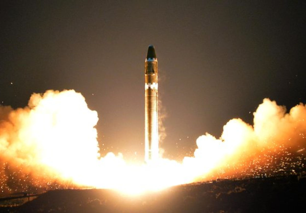 2017년 11월 29일 대륙간탄도미사일(ICBM)인 화성-15형 발사 모습. 조선중앙통신