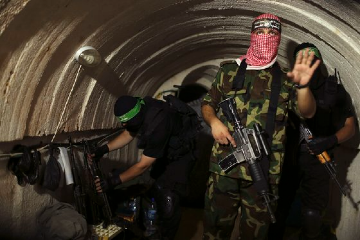 지난 2014년 8월 이스라엘과 하마스 간 벌어진 가자전쟁에서 팔레스타인 무장정파 하마스 대원이 지하 터널을 지나는 모습. 로이터=연합뉴스