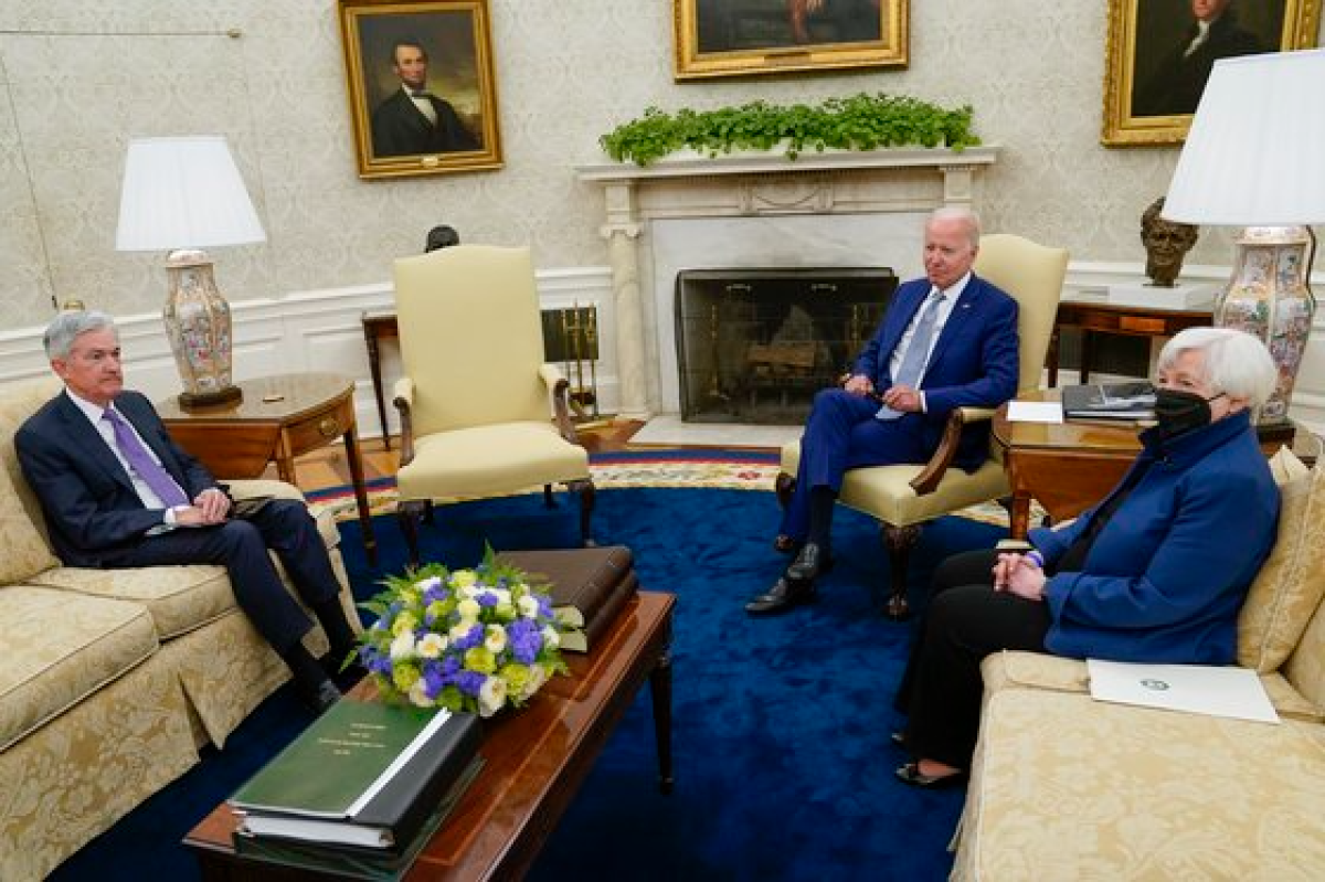 조 바이든 미국 대통령과 제롬 파월 연방준비제도(Fed) 의장, 재닛 옐런 재무장관이 31일(현지시간) 백악관 오벌오피스에서 만났다. [AP=연합뉴스]