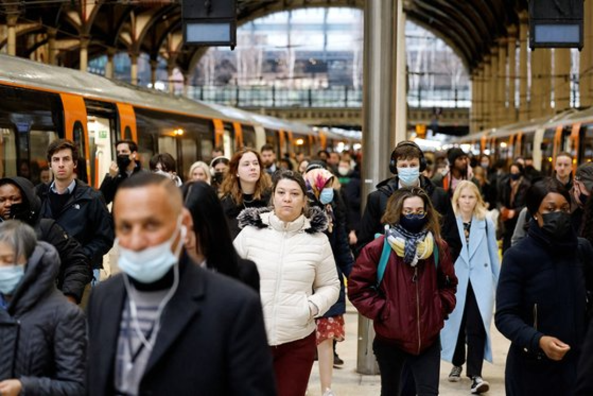 1일(현지시간) 영국 런던 리버풀 역 승강장 모습. 승객의 절반 이상이 마스크를 쓰지 않고 이동하고 있다. [AFP=연합뉴스]
