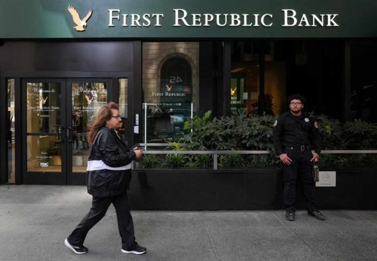 지난달 28일 미국 퍼스트리퍼블릭 은행 지점 앞을 한 시민이 걸어가고 있다. [로이터=연합뉴스]