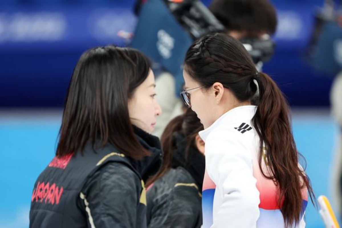 14일 열린 2022 베이징 겨울올림픽 여자 컬링 리그 6차전 한국과 일본의 경기에서 한국 스킵 김은정(오른쪽)과 일본 스킵 후지사와 사츠키. 베이징=김경록 기자