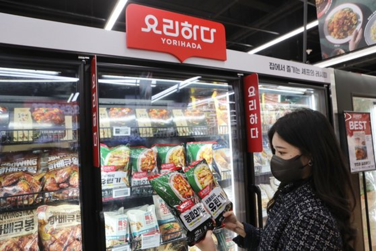 롯데마트 김포공항점에서 가정간편식(HMR)‘요리하다’를 살펴보는 소비자. [사진 롯데마트]