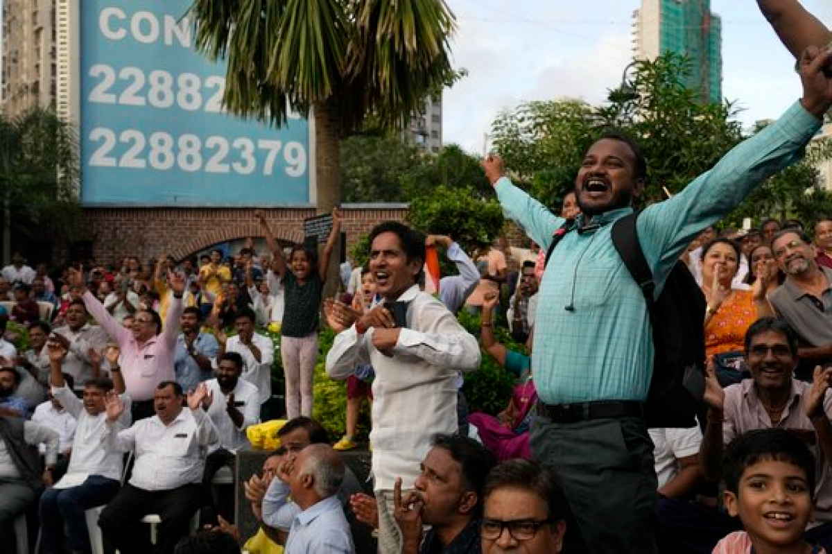 23일 인도 뭄바이에서 시민들이 찬드라얀 3호의 달 착륙 소식이 전해지자 환호하고 있다. AP=연합뉴스