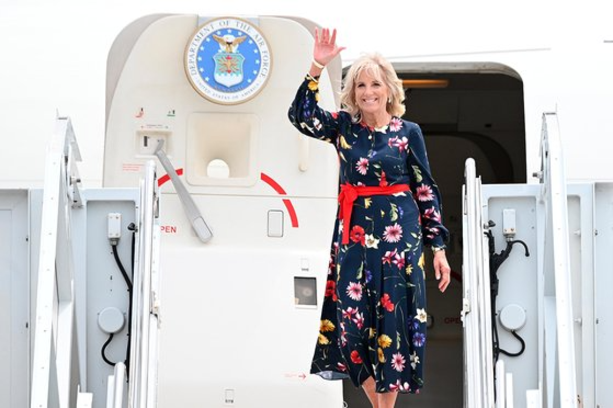 질 바이든 미국 대통령 부인이 지난해 7월 조지아주 사바나에 도착하며 손을 흔들고 있다. 이날 입은 오스카 드라렌타의 꽃무늬 드레스는 그 전달 보그 잡지 촬영 때 입은 옷이다. [AP=연합뉴스]