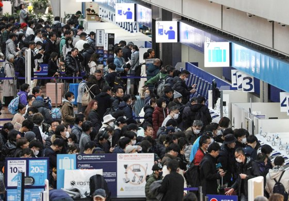 3일 하네다 공항 제2터미널 체크인 구역에 여행객들이 붐비고 있다. AFP·지지=연합뉴스