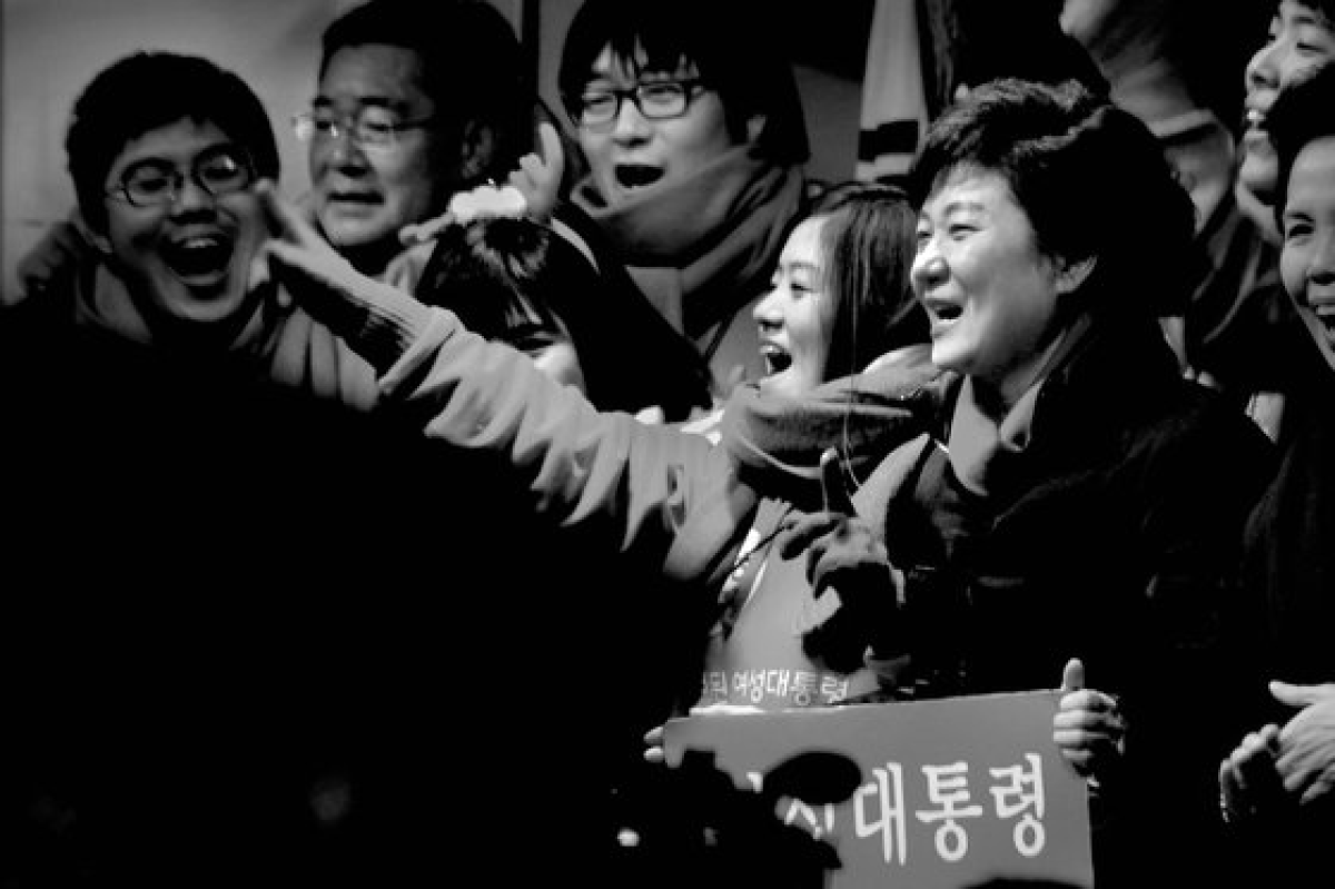 2012년 12월 18일 대통령 선거일 전날 광화문 광장에서 유세 중인 박근혜 당시 대통령후보. [사진 김녕만]