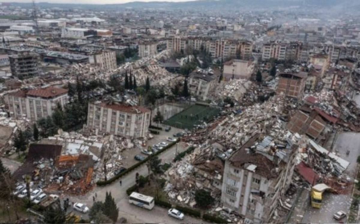 지진으로 건물들이 무너져 버린 튀르키예 도심 모습. 사진 트위터 캡처