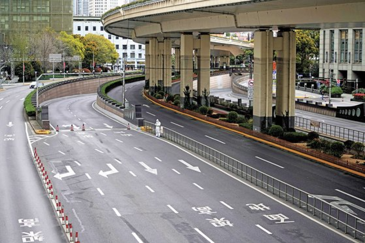 도시 봉쇄가시작된 지난달 28일 중국 상하이시의 도로가 텅 비어 있다.[로이터=연합뉴스]