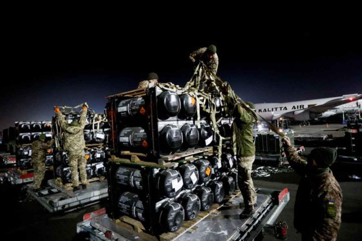 우크라이나군 장병이 미국에서 지원한 재블린 대전차 미사일 등 군사 지원품을 화물기에서 내리고 있다. 로이터=연합
