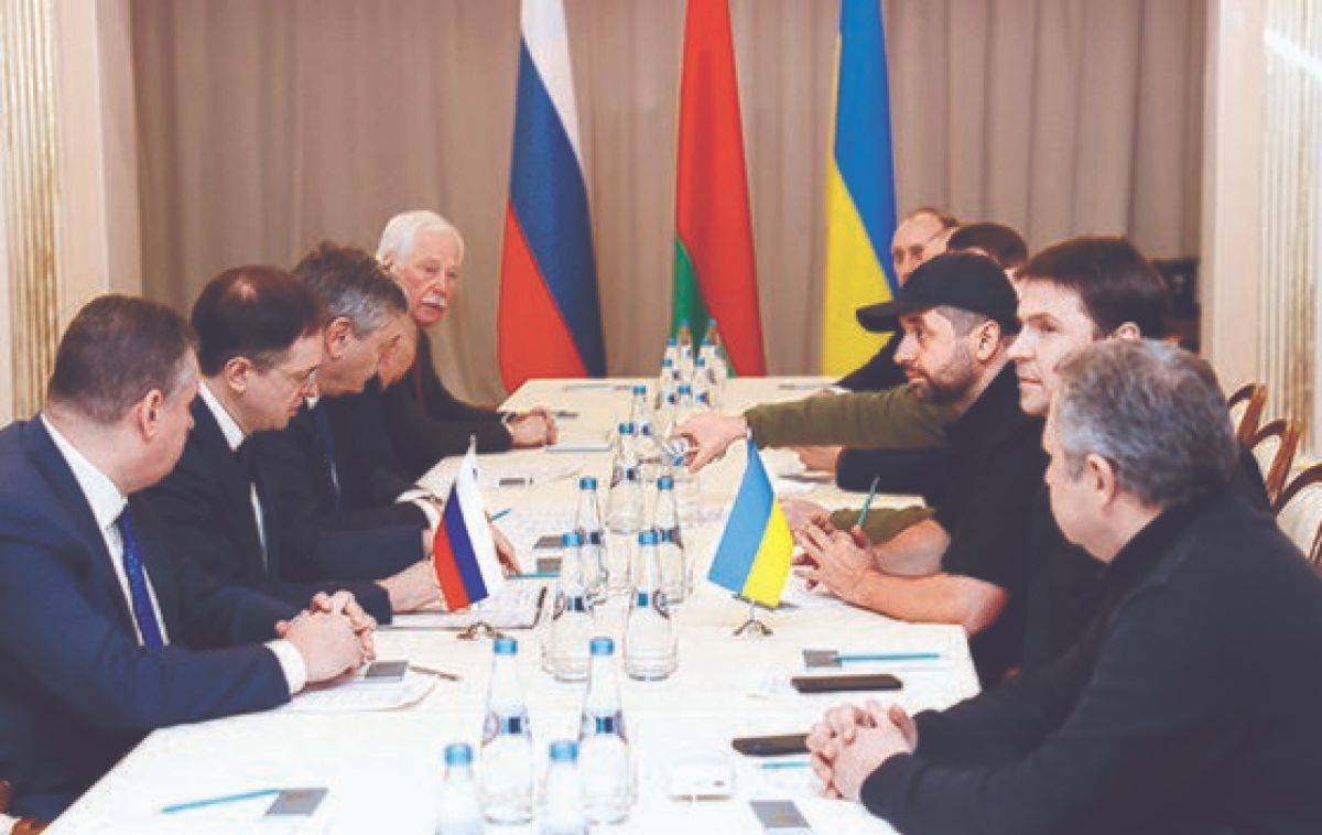 28일 벨라루스 고멜주에서 러시아(왼쪽)와 우크라이나 대표단이 협상 테이블에 마주 앉았다. 양측이 협상에 나선 건 지난달 24일 러시아의 우크라이나 침공 이후 처음이다. 양국은 회담 의제에서부터 이견을 보여 협상이 성과를 낼지는 미지수다. [AP=연합뉴스]