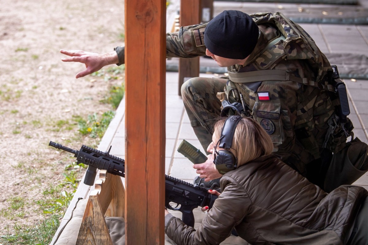 폴란드 중북부 플라스코즈 숲 속의 사격 훈련장에서 27일 한 여성이 실사격 훈련을 하고 있다. 훈련장은 폴란드 방위군 훈련센터가 운영하고 있다. 최근 폴란드에서는 사격 훈련이 큰 인기를 끌고 있다. EPA=연합뉴스