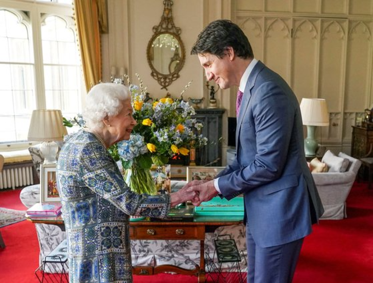 엘리자베스 2세 영국 여왕은 7일(현지시간) 윈저성에서 쥐스탱 트뤼도 캐나다 총리를 만났다. AFP=연합뉴스