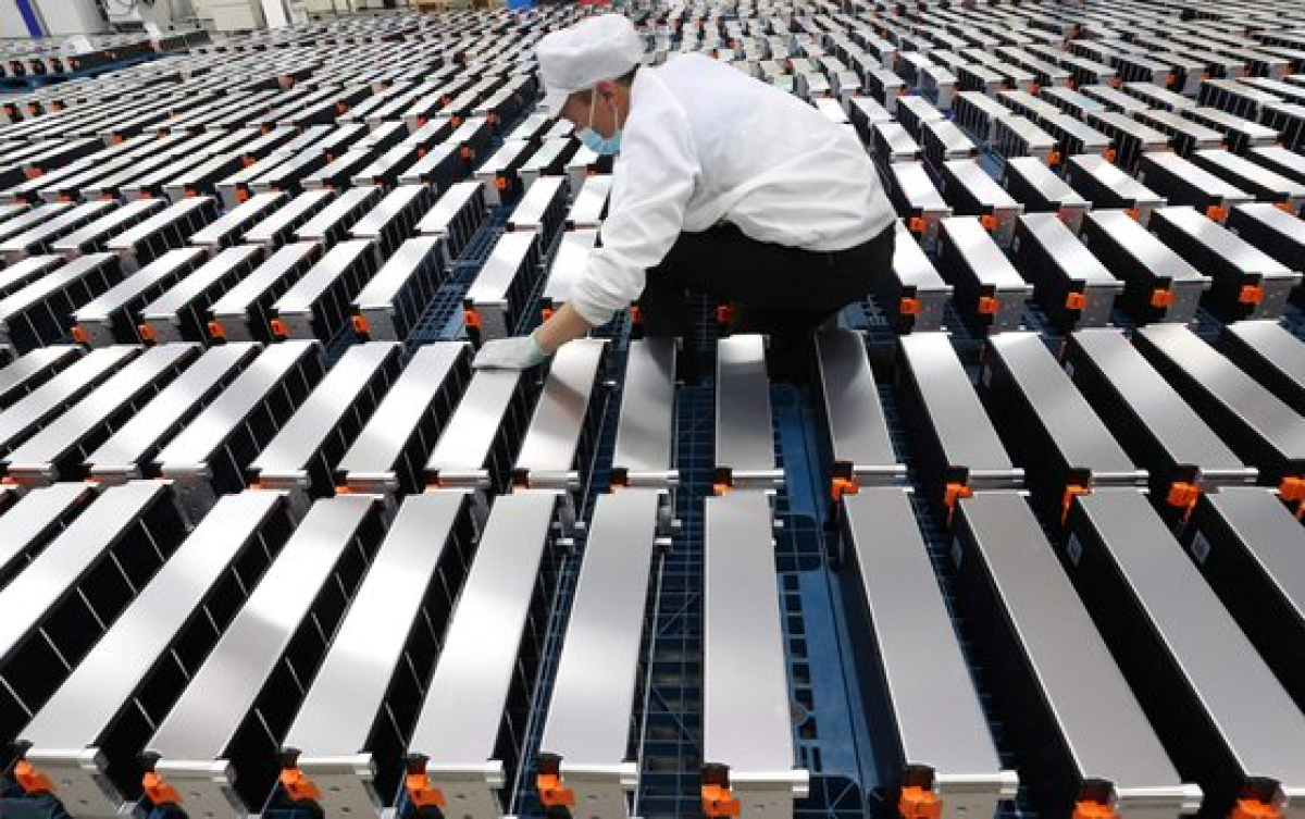 2021년 3월 중국 동부 장쑤성 난징의 전기차용 리튬 배터리를 만드는 신왕다 전기차 배터리 유한공사 공장에서 자동차 배터리를 든 근로자의 모습. STR / AFP=연합뉴스