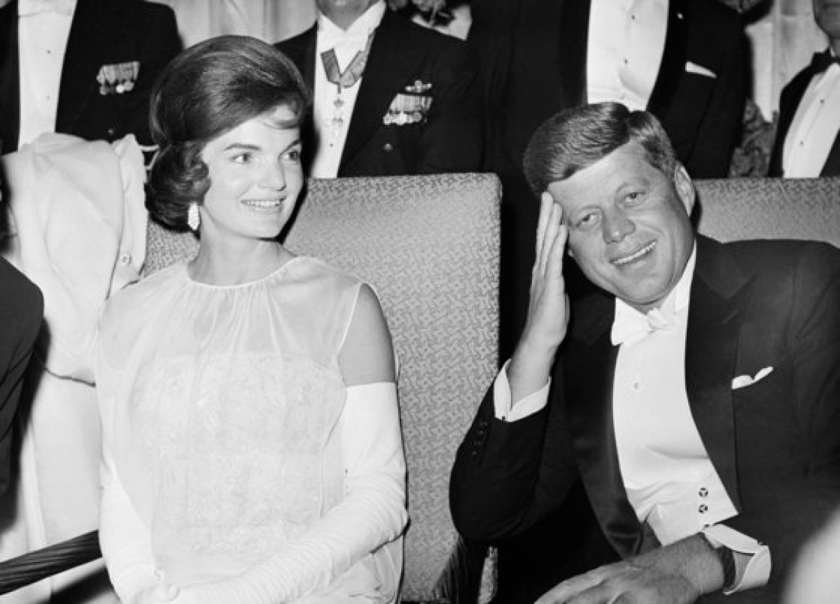1961년 재클린 케네디 여사와 존 F 케네디 전 대통령. 케네디 여사는 남편에게 정치적 부담을 주지 않기 위해 의상 마련에 시아버지 도움을 받았다. [AP]