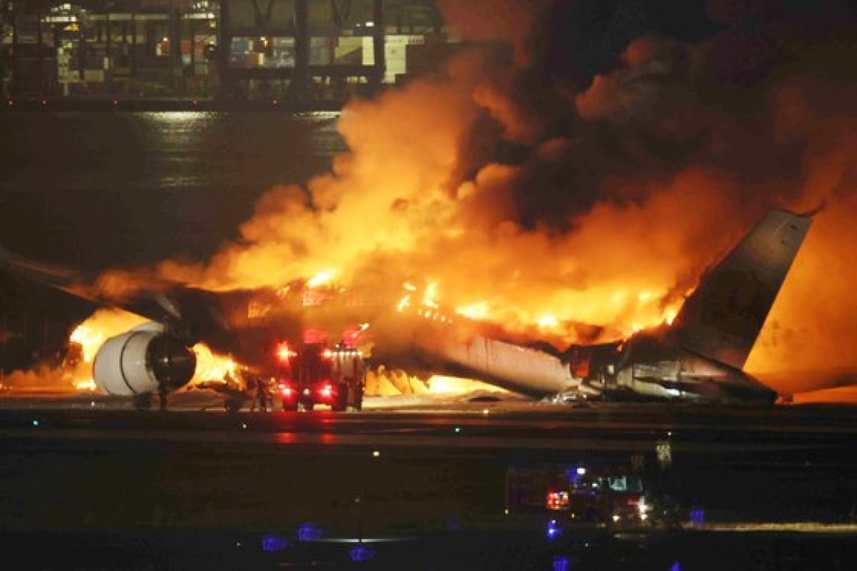 지난 2일 일본 도쿄 하네다 공항 활주로에서 일본항공(JAL) 여객기가 착륙 후 화염에 휩싸여 있다. 승객 367명과 승무원 12명을 포함한 379명 전원이 안전하게 대피했다. EPA·지지=연합뉴스