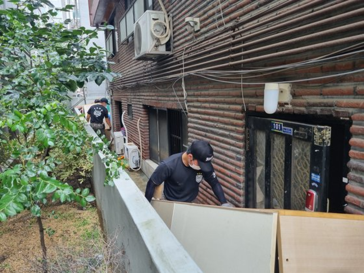 서울 시내 주택에서 신림 수해 복구 작업을 진행하고 있다. 이수민 기자