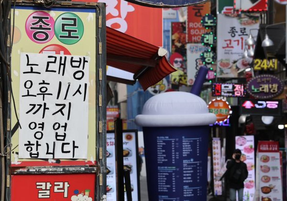 지난해 3월 서울 종로구의 식당과 노래 등이 모인 골목. 연합뉴스
