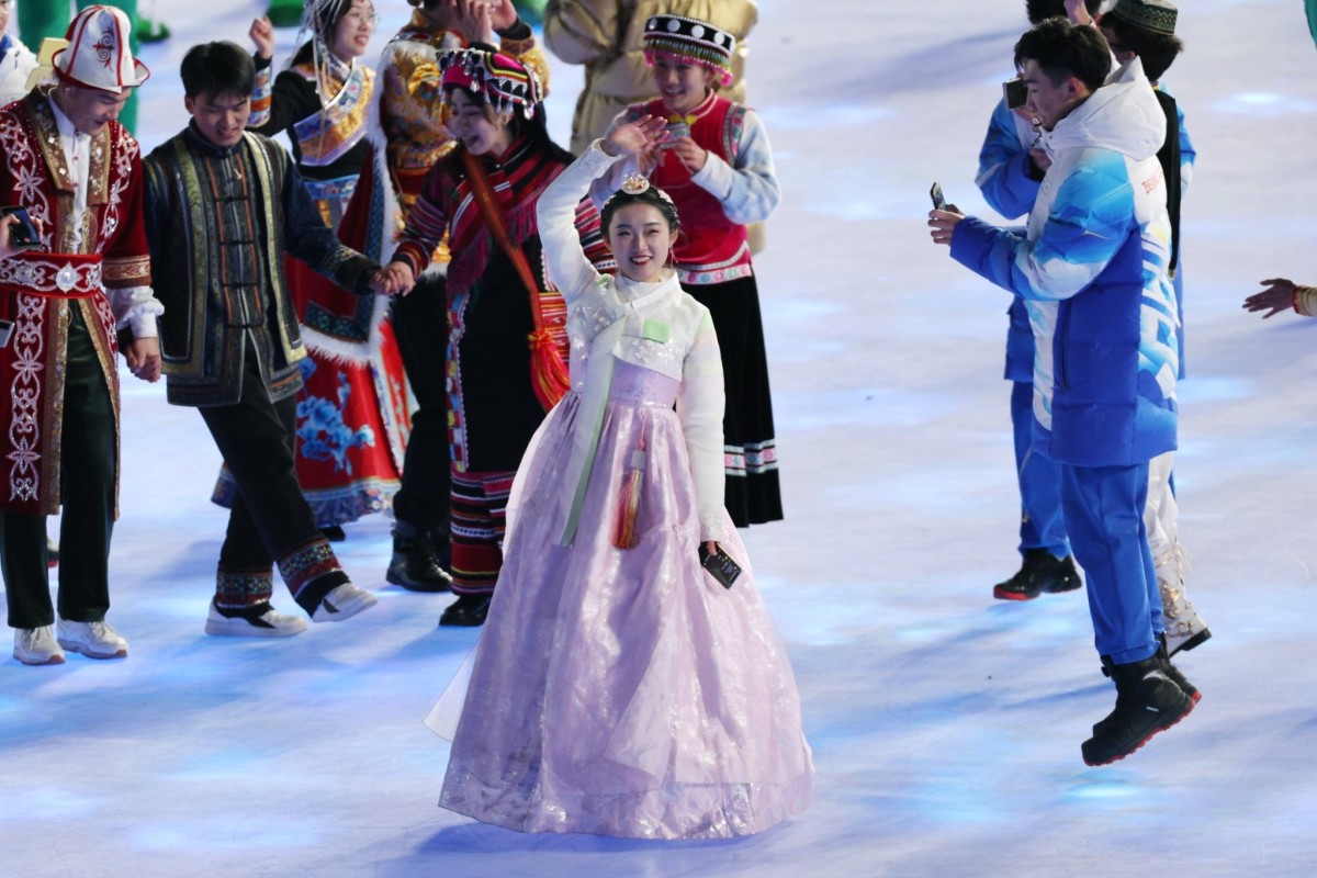 4일 오후 중국 베이징 국립경기장에서 열린 2022 베이징올림픽 개회식에서 한복을 입은 한 공연자가 손을 흔들고 있다. [연합뉴스]