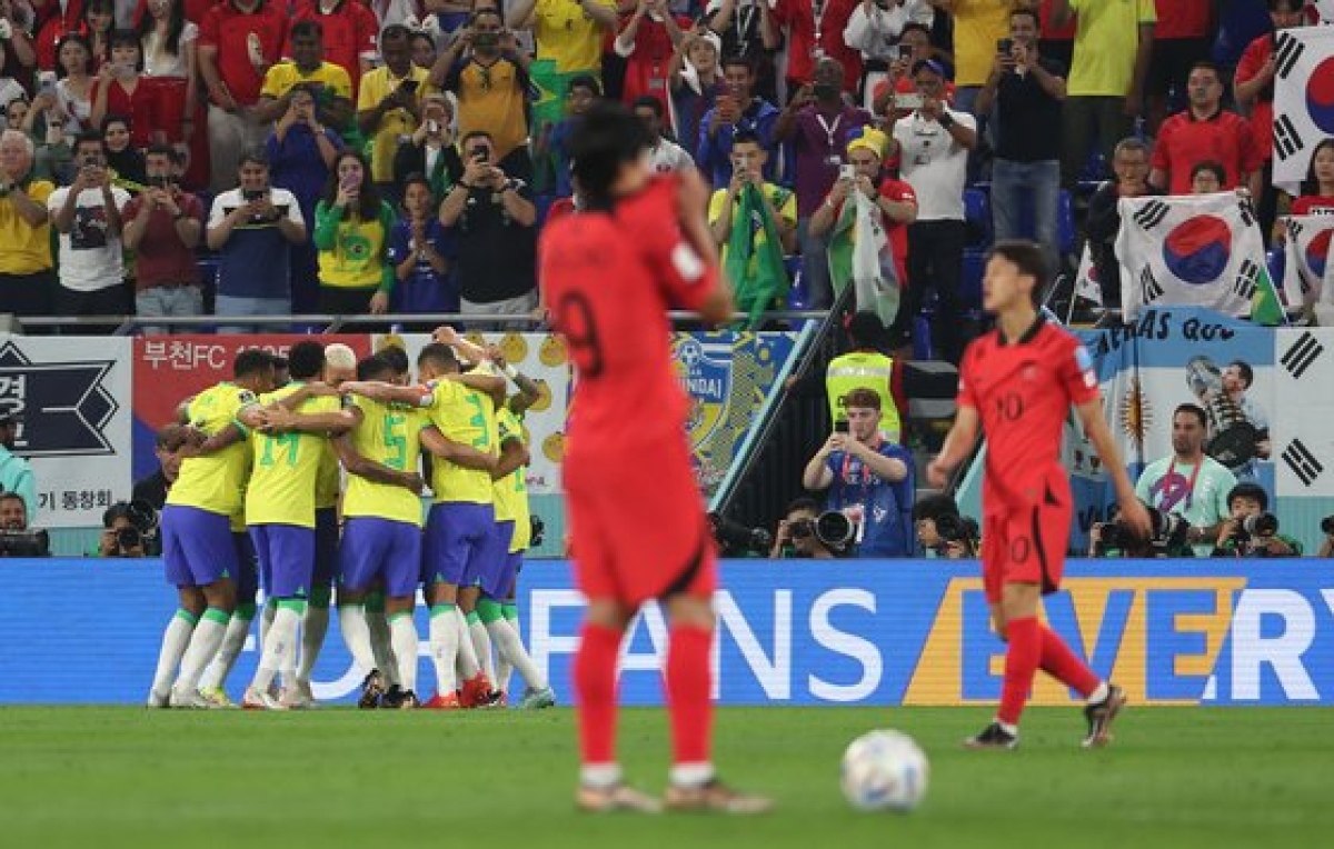 브라질 공격수 비니시우스에게 선제 실점을 허용한 뒤 아쉬워하는 한국 선수들. 연합뉴스