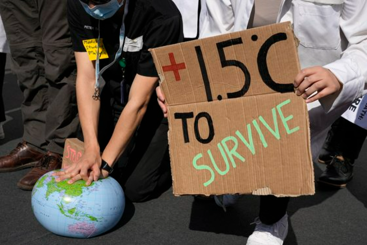 지난해 11월 16일 이집트에서 열린 COP27에서 환경운동가들이 기후위기 대응을 촉구하는 시위를 하고 있다. AP=연합뉴스