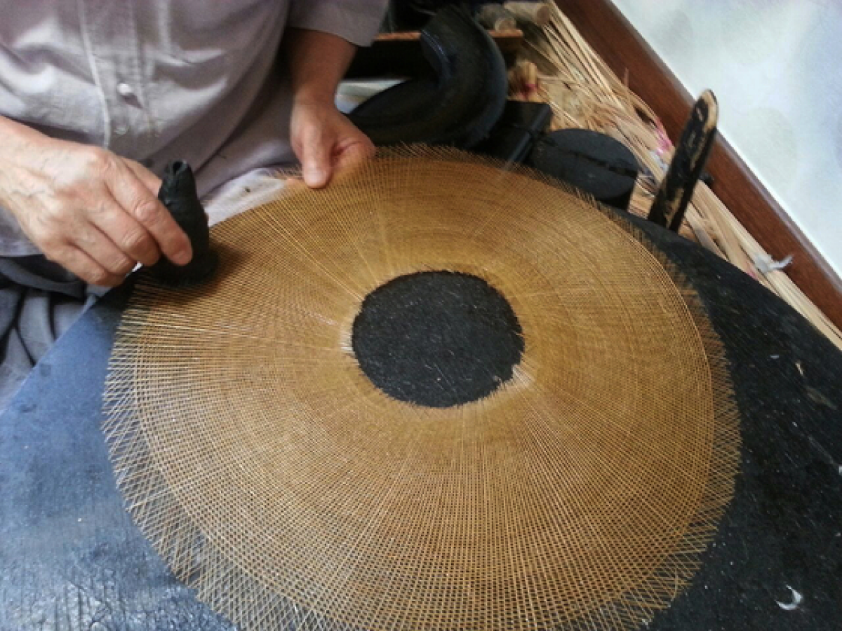 양태에 아교 칠하기. [사진 국가유산진흥원]