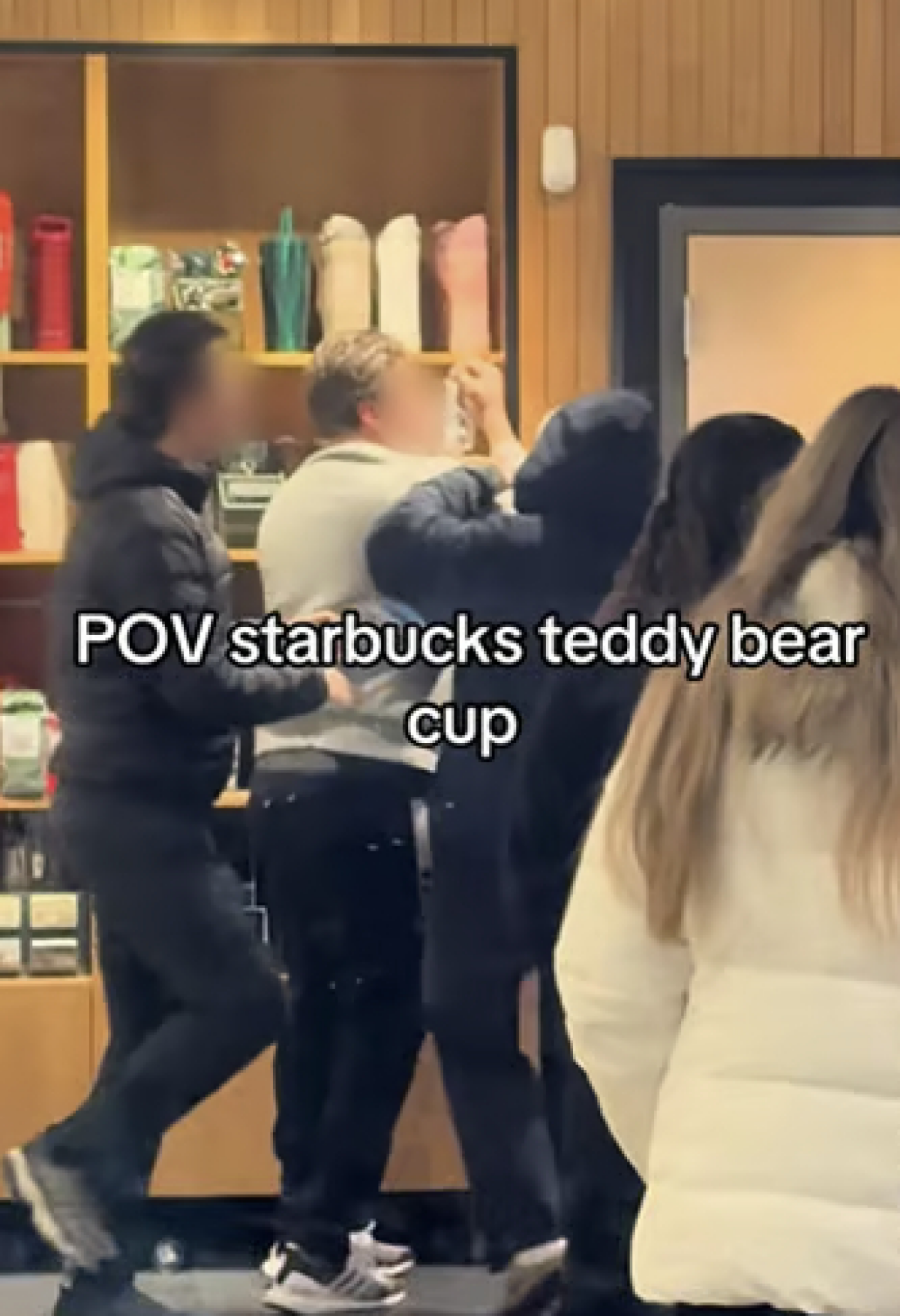 미국 스타벅스에서 판매한 '베어리스타 콜드컵'을 사기 위해 난투극이 벌어졌다. 틱톡 캡처.