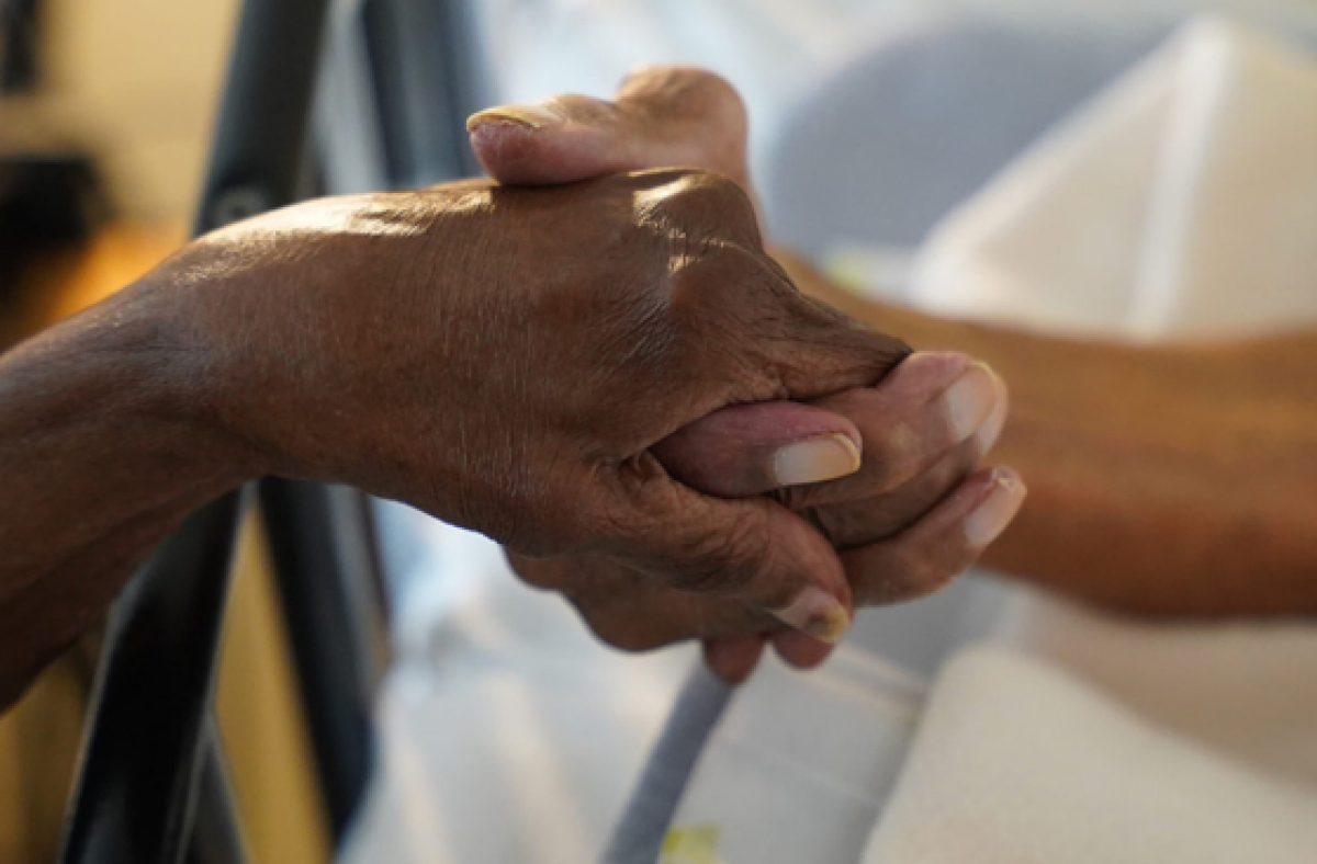 세계에서 가장 오래 결혼 생활을 이어온 부부로 알려진 엘리너(107)와 라일(108) 기튼스 부부가 손을 맞잡고 있다. 두 사람은 결혼 83년째를 맞았으며, “비결은 서로에 대한 사랑”이라고 말했다. 사진 유튜브 화