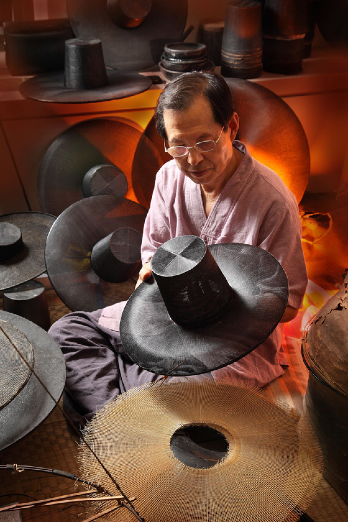 정춘모 국가무형유산 입자장. 아내는 양태장 이수자, 아들은 입자장 조교로 온 가족이 함께 통영갓의 맥을 잇고 있다. [사진 국가유산진흥원]