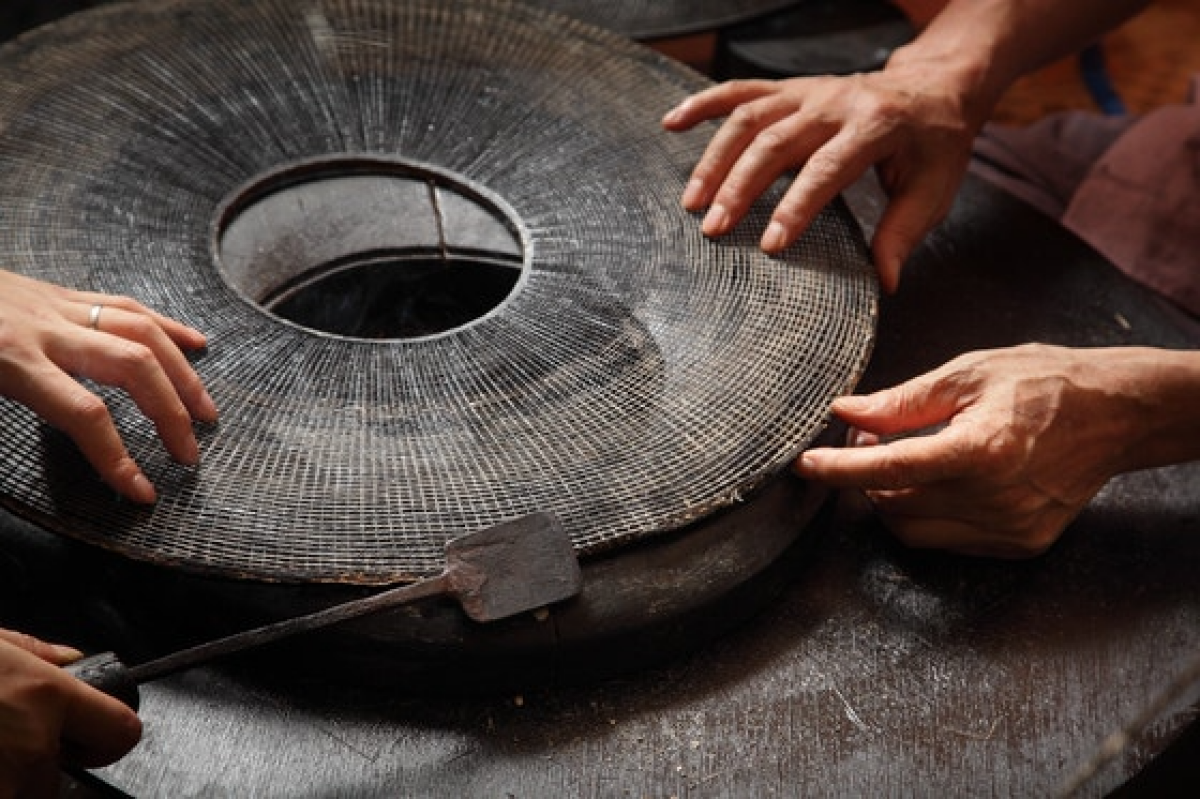 트집 잡기(인두로 지지기). [사진 국가유산진흥원]