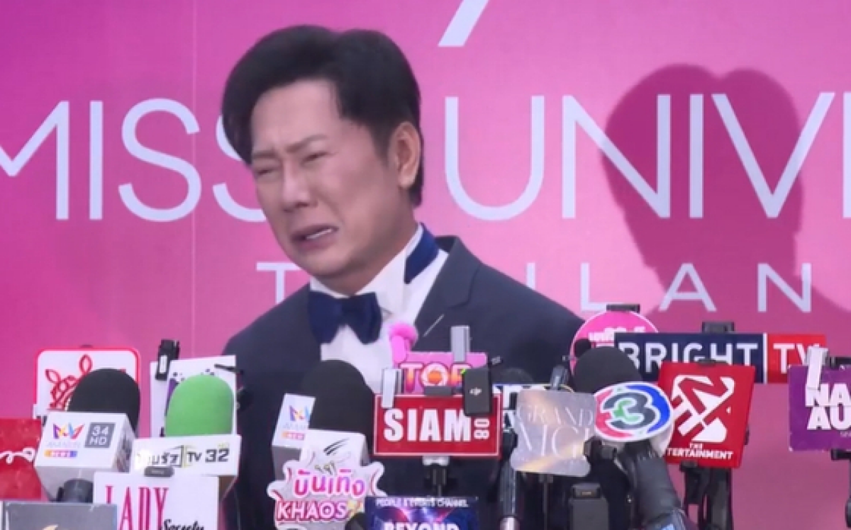 나와트 이차라그리실 미스 유니버스 태국 담당 이사가 기자회견에서 눈물을 흘리고 있다. 사진 엑스 캡처