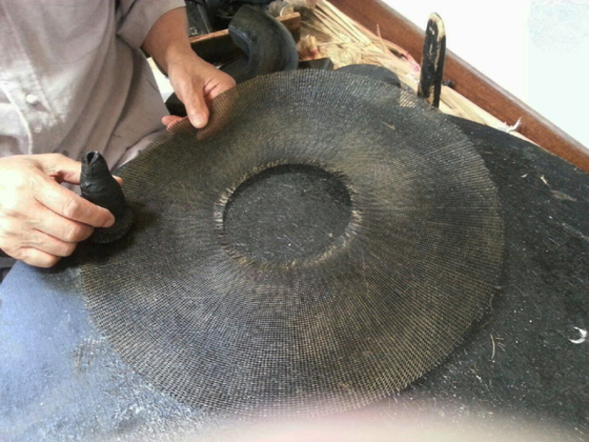 양태에 먹칠하기. [사진 국가유산진흥원]