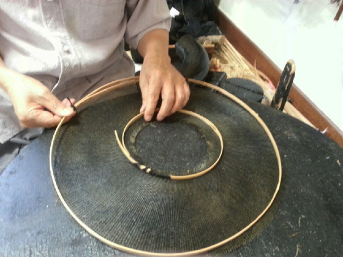 양태에 지밑과 철대의 크기 맞추기. [사진 국가유산진흥원]