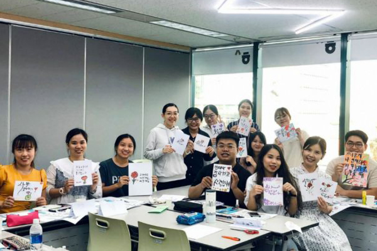 베트남 거점 세종학당 학생들이 자신들이 쓴 한글을 선보이고 있다. (사진=문화체육관광부)
